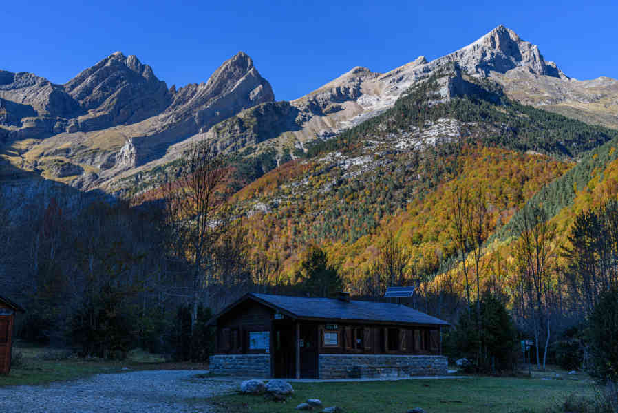 Huesca - parque nacional de Ordesa y Monte Perdido - valle de Pineta 03 - circo de Pineta.jpg